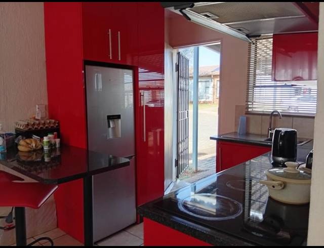 2 BEDROOM TOWNHOUSE FOR SALE IN DAWN PARK